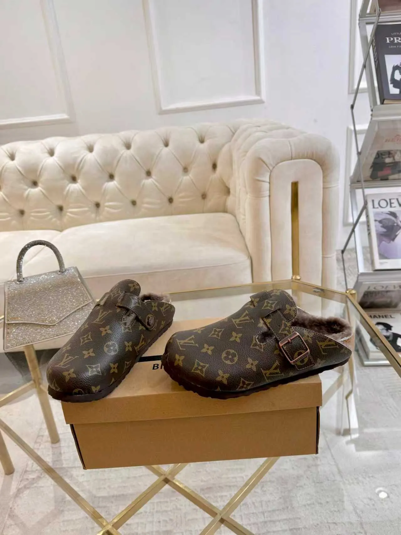 p600 ✨ LV wool slippers for couples｜Even the toes exude a sense of luxury ✨ We have achieved the ultimate restoration of the "high version" of this pair of LV classic Birkenstock slippers, with the mark of luxury in every detail. 👫 ▫️ Original jacquard with delicate cowhide leather, retro texture is at your fingertips; ▫️ 100% pure wool lining, wearing barefoot is like stepping on clouds, skin-friendly, breathable and not sweaty; ▫️ Three-dimensional toe cap + non-slip rubber sole, safe and secure when walking in the wind.  The belt buckle and presbyopia elements are embellished, revealing the aura of a big-name brand in a low-key manner. Whether it is on a date or out on the street, every step is like walking in the middle of a show.  Pair it with jeans for a lazy and casual look; with a coat and skirt, it will look elegant. With one pair of shoes, you can easily switch between multiple styles, and you never have to be deliberate about the sense of luxury.  #LVcouples #high-endwear #lightluxurylife #quality recommendation Fabric: classic presbyopia/imported sheepskin/classic jacquard fabric Lining: imported wool lining Sole: original rubber sole Size: Female 35-41 Male 38-46